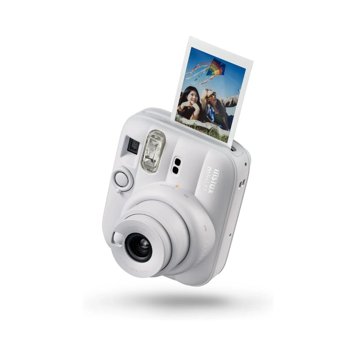 Cámara instantánea Fujifilm Instax Mini 13 en color Clay White expulsando una fotografía