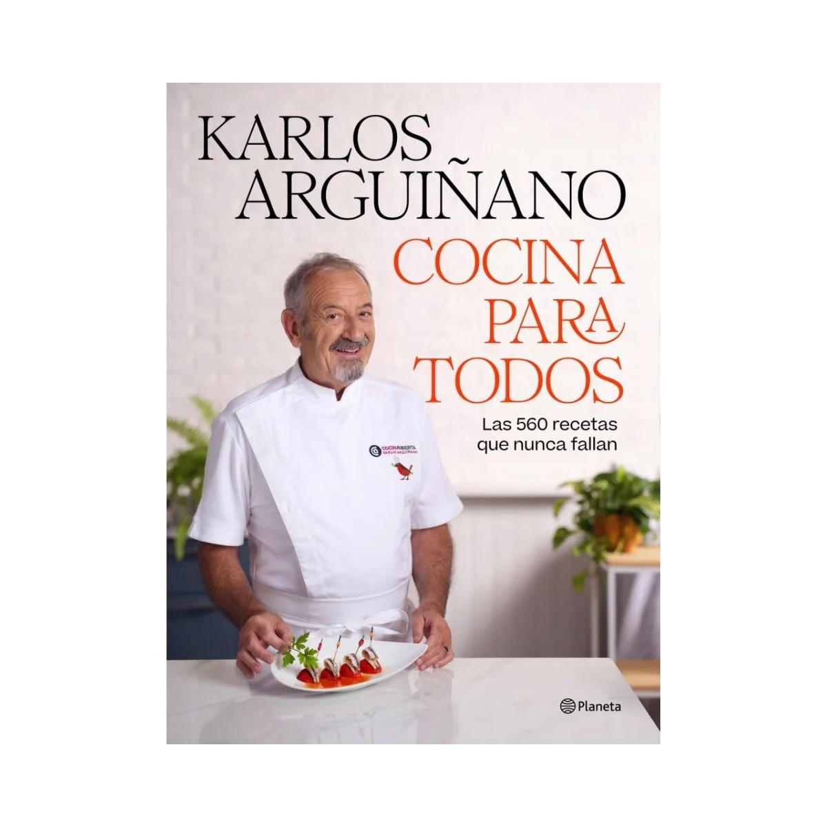 Portada del libro Cocina para todos de Karlos Arguiñano con el autor en una cocina
